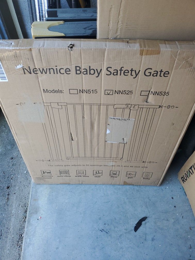 newnice nn525 black metal 29.5" to 46" opening baby or pet safety gate, new in box