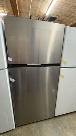 Hisense 30 in. 21.2 cu.ft. Standard-Depth Top Freezer Refrigerator Garage Ready New Scratch and Dent