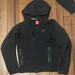 Black Nike Tech Fleece (small)