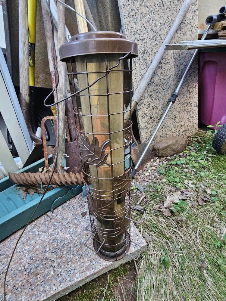 18 INCH TALL BIRD FEEDER IN EXCELLANT CONDITION