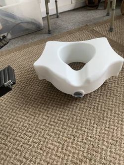 Toilet seat riser