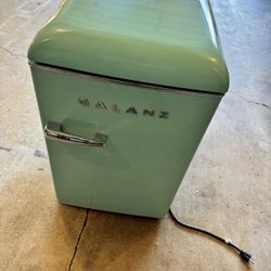 Retro Style Mini Fridge 