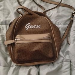 Pretty cute GUESS BACKPACK   🤎 