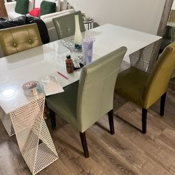 4 Table Chairs 