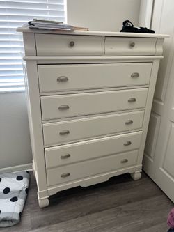 Chest of drawers and 2 nightstands