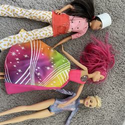 Two Barbie House And Three Barbies For 15 Dollars 