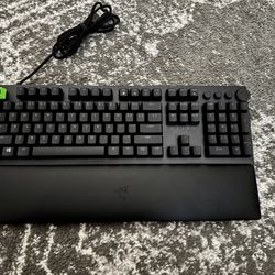 Razer - Huntsman V2 Full Size Wired Optical Purple Clicky Switch Gaming Keyboard with Chroma RGB Backlighting  Black