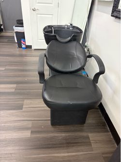 Shampoo station with chair