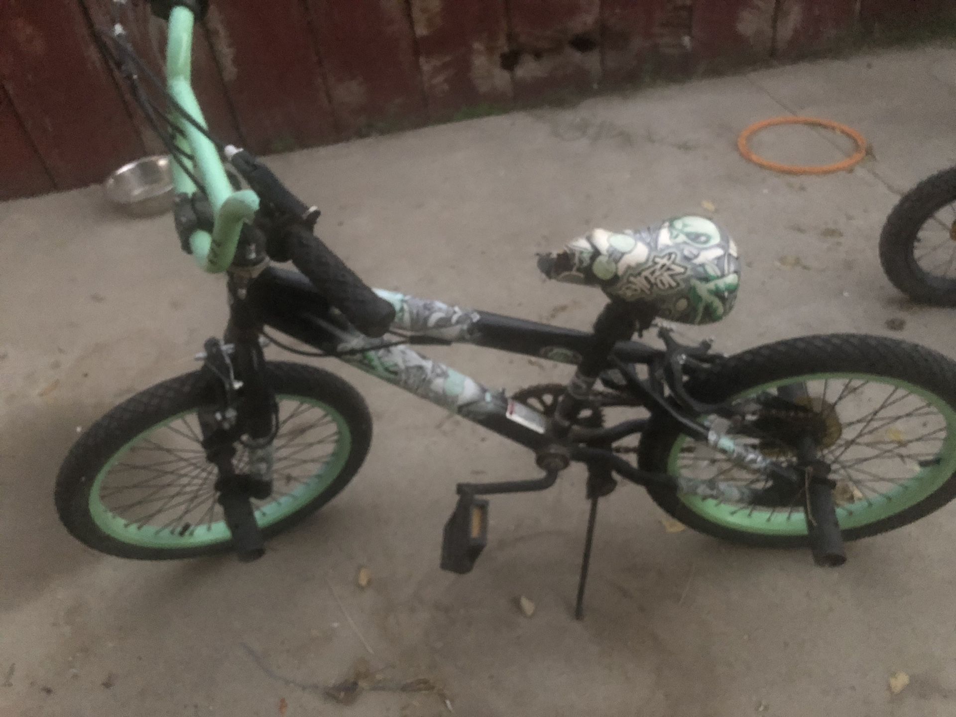 Youth bike green with pegs