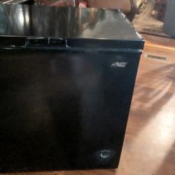 Chest Freezer M/ Artic King 32 X 21 Wd X 33"H