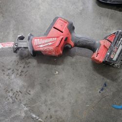 Milwaukee M18 FUEL Sawzall w/ XC8.0 Battery