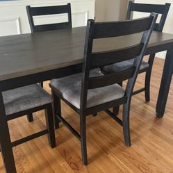 Dining table with 4 Chairs
