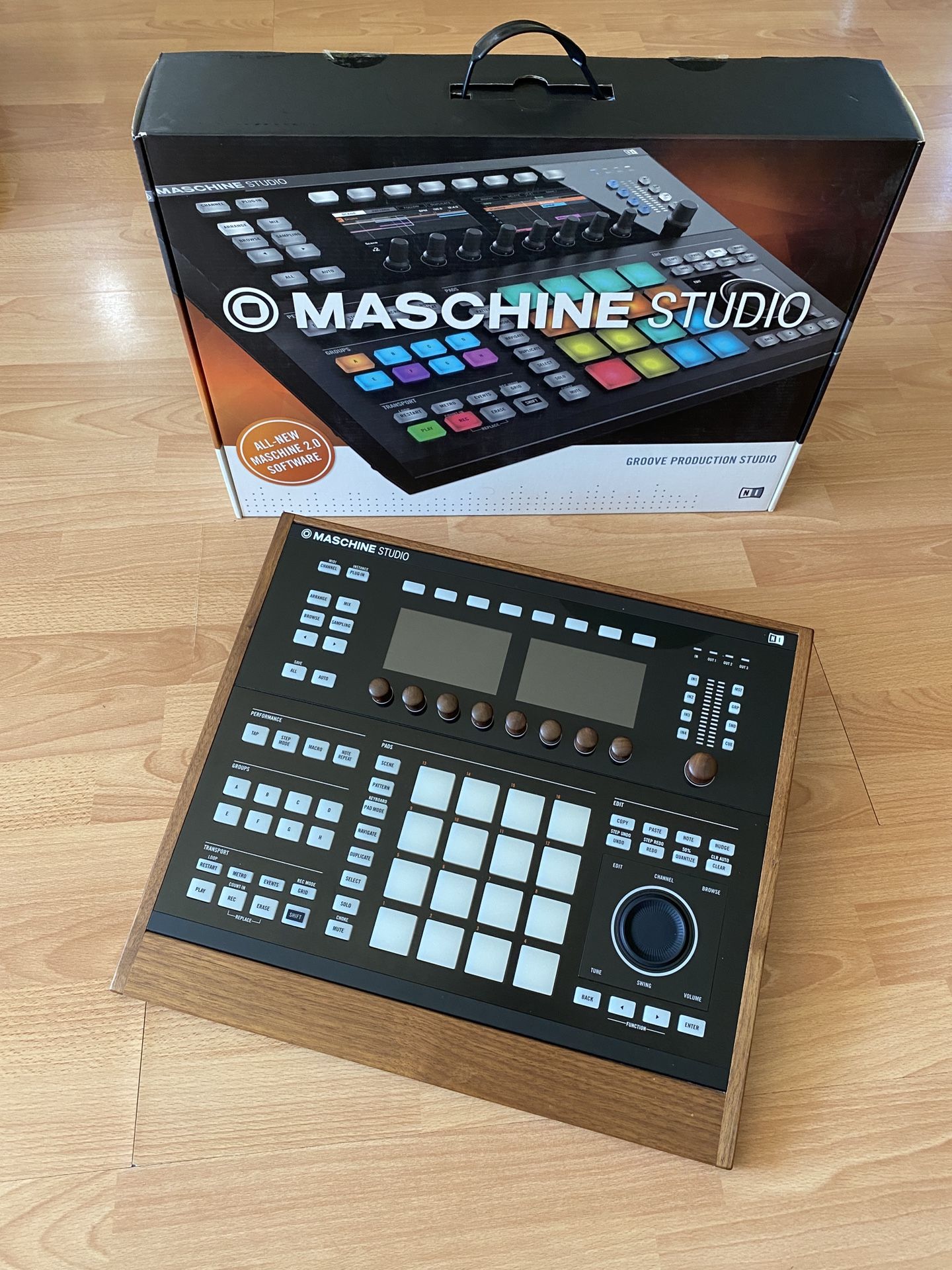 NATIVE INSTRUMENTS MASCHINE STUDIO BLACK With Box