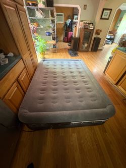 Queen Size Air Mattress with Built-In Pump