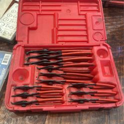 Mac Tools Retaining Ring 12 pc Plier Set With Case, Assortment Of Snap Rings, And E-Clip
