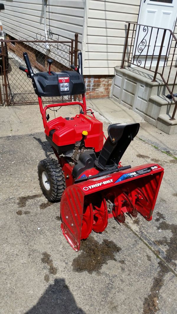 Troy Bilt 26" 8.5 HP Tecumseh 2 stage snowblower for Sale in Brook Park
