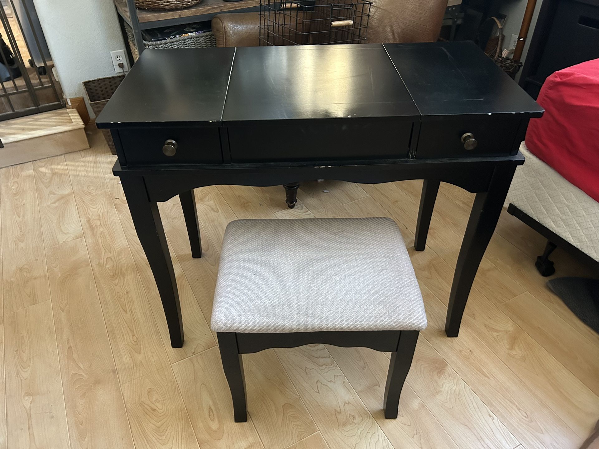 Used Vanity Table With Stool
