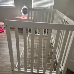 White Baby/Toddler Crib/Bed