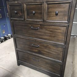 Solid Wood 6-Drawer Dresser - Great Condition