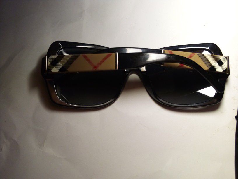 2 Female Sunglasses Burberry & Maui Jim