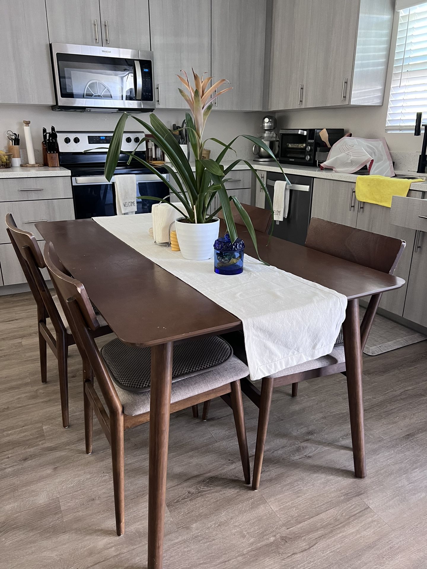 Dining Table & Chairs