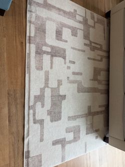 Cream/khaki 5x7 Ruggable area rug with thick rug pad.