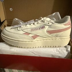 New Reebok Size 8 Woman