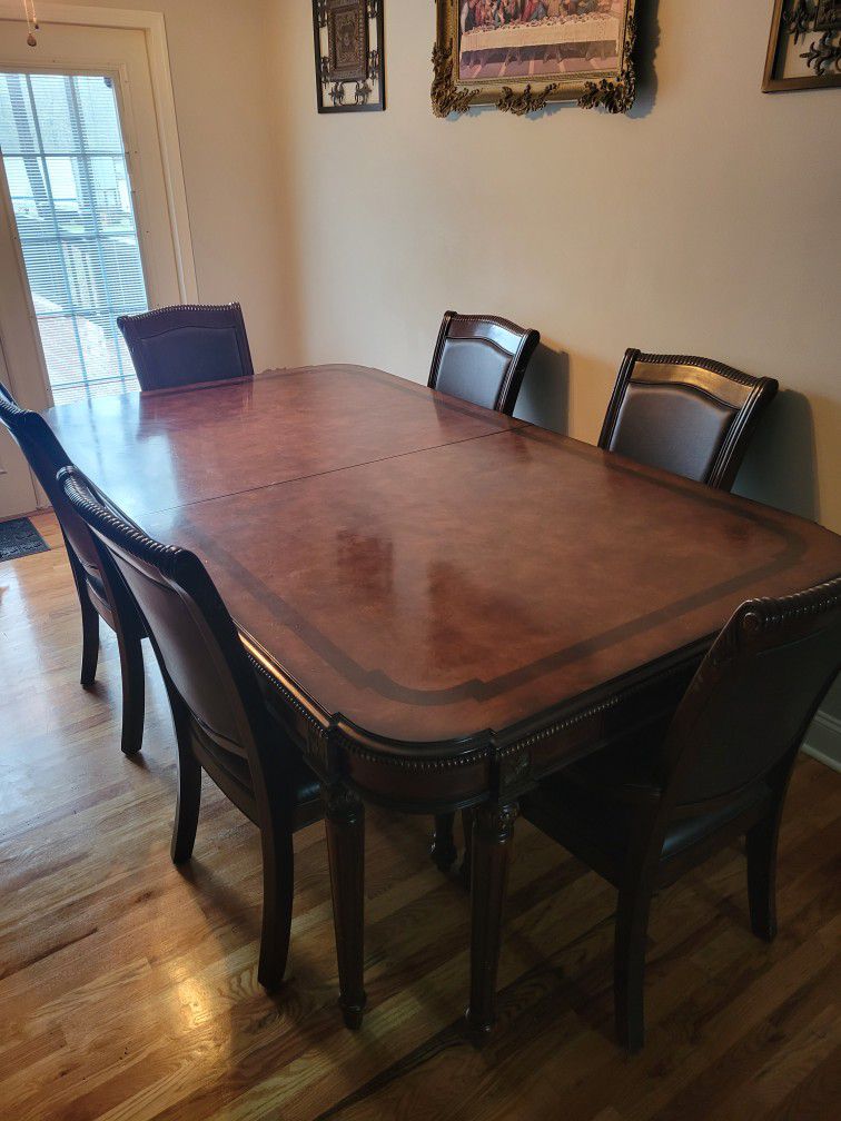Dining Room Table and 6 Chairs For Sale 