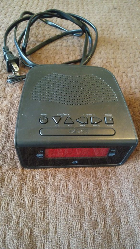 NEW GPX DUAL ALARM CLOCK NEVER USED, ALSO HAS FM RADIO ANTENNA. MUST PICK UP PLEASE. THANK YOU!