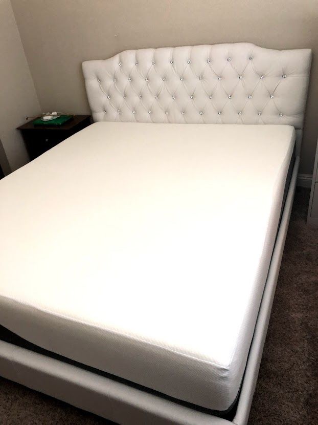 Eking  .White Button Tufted Bed (Mattress is not included)