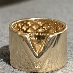 Louis Vuitton Essential V Ring Real Gold. 