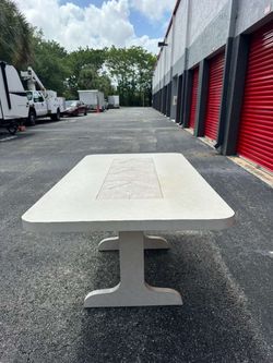 DINING TABLE RECTANGULAR/ IN GREAT CONDITION/ DELIVERY NEGOTIABLE