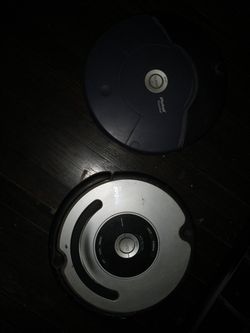 2 Roombas 