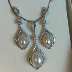 SS White Pearls And Topaz Set