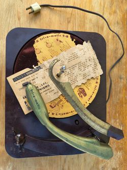 VINTAGE V-M MODEL 920 TRI-O-MATIC RECORD CHANGER (1950S)