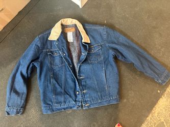 New men’s Wrangler Jean jacket sz 42? Medium   Tag says 42 but seems on the slightly smaller size