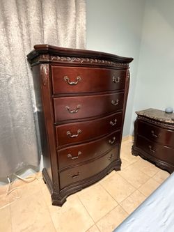 Rooms to go big tall spacious chest excellent condition value 600