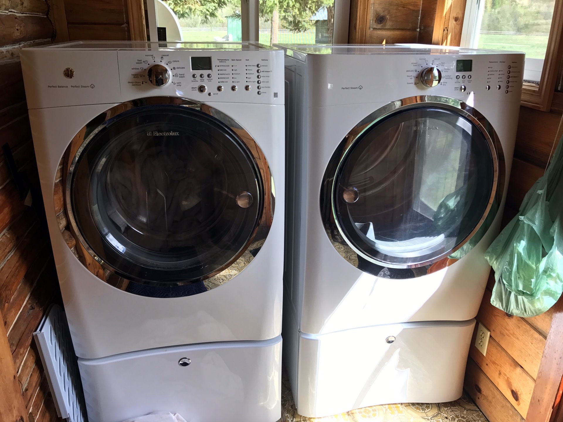 Electrolux Washer with matching dryer. Location pick up: Montana