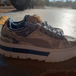 Women's Size 7.5  Pumas