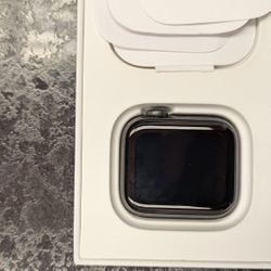 Apple Watch Se 40mm Gps With Box And Charger 