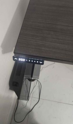 Adjustable electric table in awesome condition
