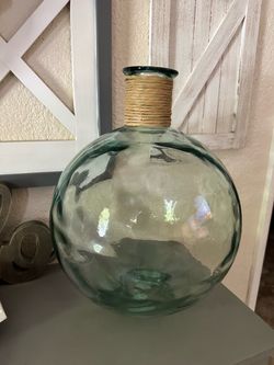 19in tall glass vase