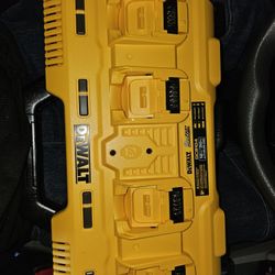 Cargador De 4 Puertos Dewalt