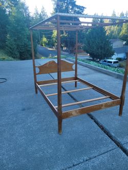 Antique canopy full size bed