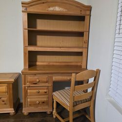 Broyhill Pine Bedroom Set with Queen Size Bed