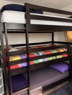 Triple bunk bed