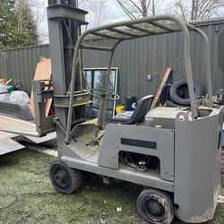 Tow motor Forklift 