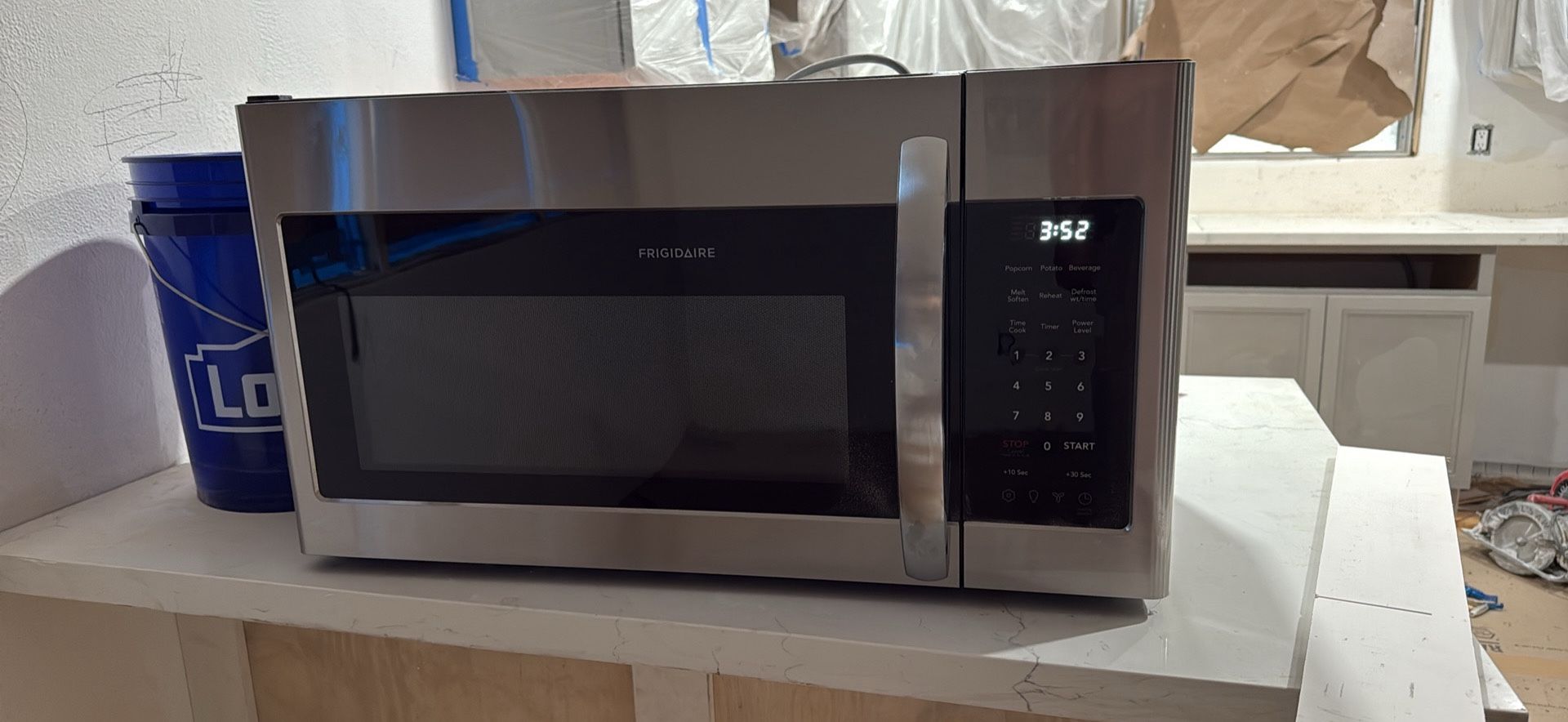 Frigidaire 1.8-cu ft 29.88-in Over-the-Range Microwave (Fingerprint Resistant Stainless Steel )