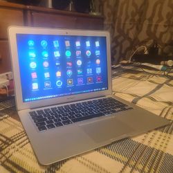Excellent 13 inch Apple Macbook Air Laptop Computer With Intel Core i7 Processor With Programs 