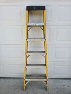 6ft Green Bull Yellow Fiberglass Step Ladder - 300 lb Heavy Duty